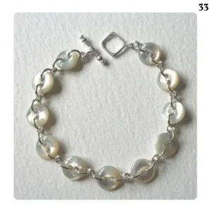 Girls' button bracelet with T-lock