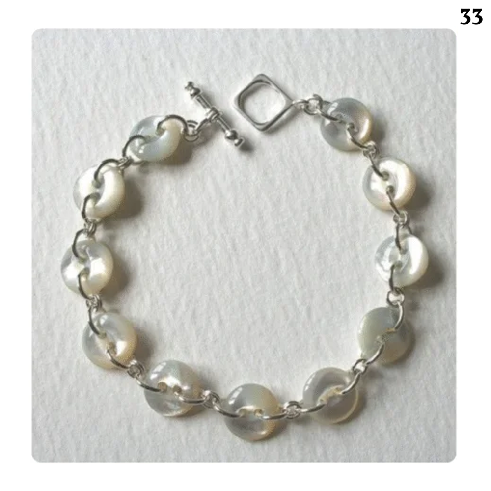 Girls' button bracelet with T-lock